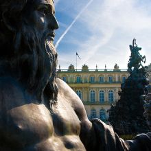 Bronzestatue vor Schloss Herrenchiemsee
